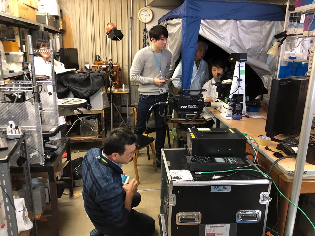 最新の高性能カメラと顕微鏡とボール盤