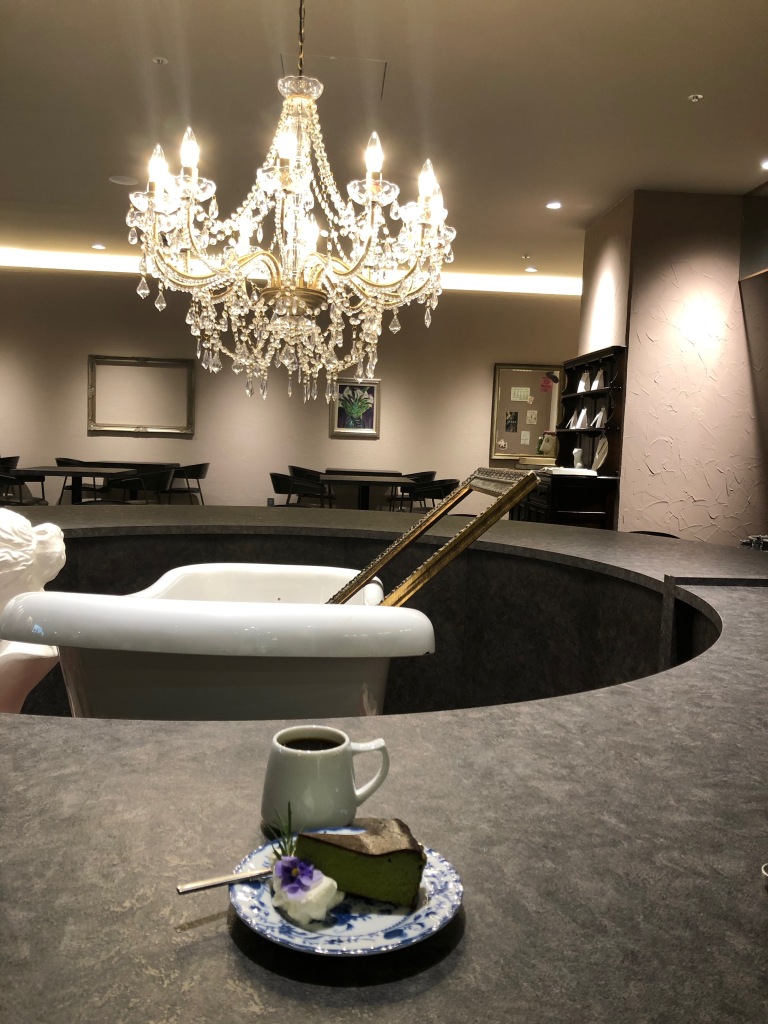 京都出張の会議室のホテルのカフェはそのままWi-Fiが使えて便利だった。